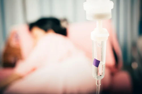 женщина лежит под капельницей эуфиллина